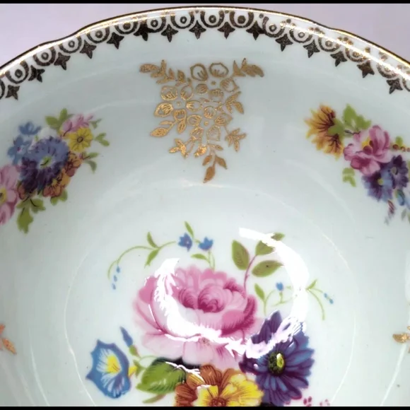 Vintage Royal Grafton White and Gold Porcelain Mug with Floral Design (England) - Picture 3 of 4